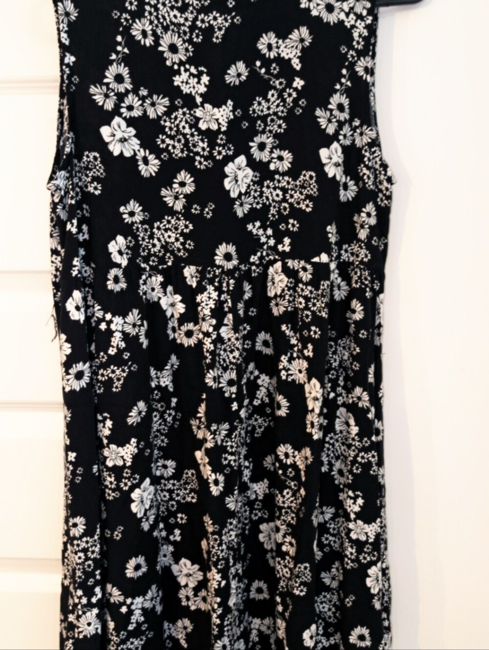 Old Navy Black and White Floral V-Neck Dress - Picture 7 of 8